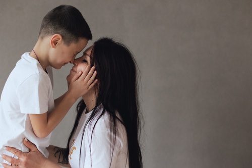 Mamma e bambino si abbracciano teneramente in un momento affettuoso.