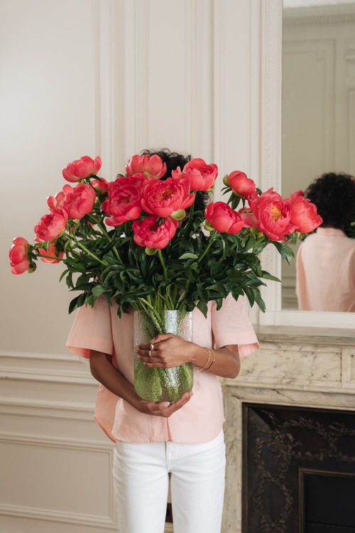 ragazza con bouquet di peonie