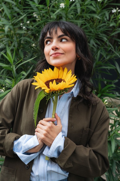 ragazza con girasole in mano