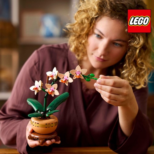 Ragazza che sistema il suo vaso con orchidee Lego