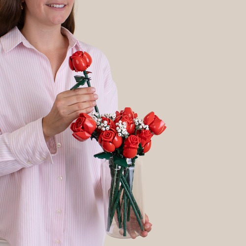 Ragazza che sistema vaso con bouquet di rose rosse Lego